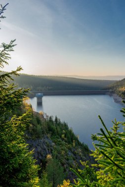 Thüringen Ormanı 'ndaki dar su barajının etrafında sonbahar yürüyüşü - Tambach-Dietharz / Almanya
