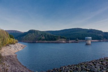 Thüringen Ormanı 'ndaki dar su barajının etrafında sonbahar yürüyüşü - Tambach-Dietharz / Almanya