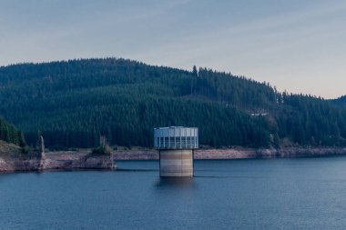 Thüringen Ormanı 'ndaki dar su barajının etrafında sonbahar yürüyüşü - Tambach-Dietharz / Almanya