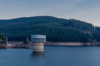 Thüringen Ormanı 'ndaki dar su barajının etrafında sonbahar yürüyüşü - Tambach-Dietharz / Almanya