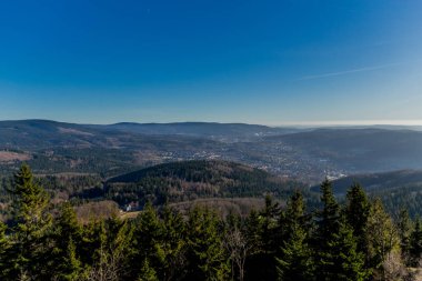 Yeni yıl sabahında Zella-Mehlis yakınlarındaki Ruppberg civarında küçük bir yürüyüş turu - Thüringen / Almanya