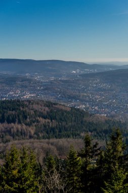Yeni yıl sabahında Zella-Mehlis yakınlarındaki Ruppberg civarında küçük bir yürüyüş turu - Thüringen / Almanya