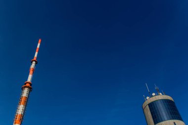 Güneşli bir günde Inselsberg - Thüringen / Almanya çevresinde kış yürüyüşü