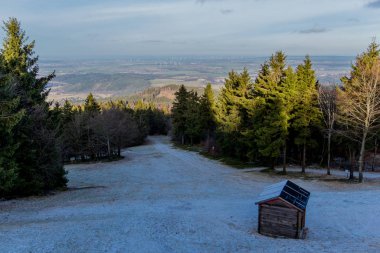 Güneşli bir günde Inselsberg - Thüringen / Almanya çevresinde kış yürüyüşü