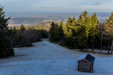 Güneşli bir günde Inselsberg - Thüringen / Almanya çevresinde kış yürüyüşü
