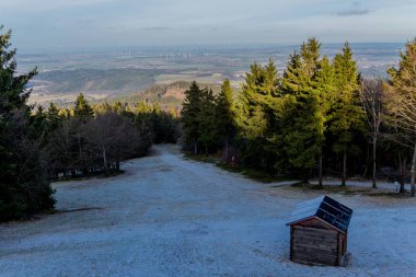 Güneşli bir günde Inselsberg - Thüringen / Almanya çevresinde kış yürüyüşü