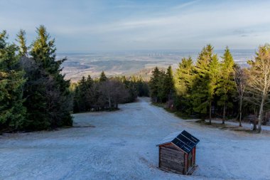 Güneşli bir günde Inselsberg - Thüringen / Almanya çevresinde kış yürüyüşü