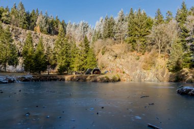 Rennsteig - Thüringen / Almanya 'da Eberstwiese etrafında güneşli bir kış günü kış yürüyüşü