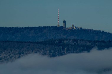 Rennsteig - Thüringen / Almanya 'da Eberstwiese etrafında güneşli bir kış günü kış yürüyüşü
