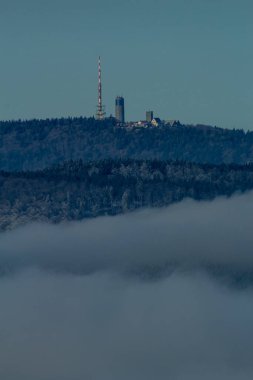 Rennsteig - Thüringen / Almanya 'da Eberstwiese etrafında güneşli bir kış günü kış yürüyüşü