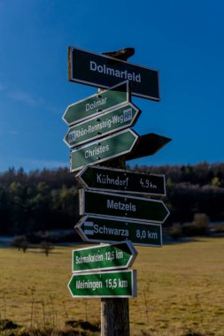 Dolmar - Thüringen / Almanya çevresinde güneşli bir günde kış yürüyüşü