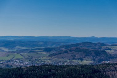 Güneşli bir günde ilk bahar yürüyüşü Thuringian Ormanı 'nda - Steinbach-Hallenberg / Almanya