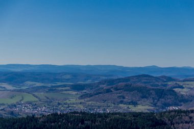 Güneşli bir günde ilk bahar yürüyüşü Thuringian Ormanı 'nda - Steinbach-Hallenberg / Almanya