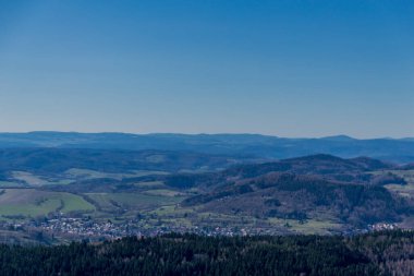 Güneşli bir günde ilk bahar yürüyüşü Thuringian Ormanı 'nda - Steinbach-Hallenberg / Almanya