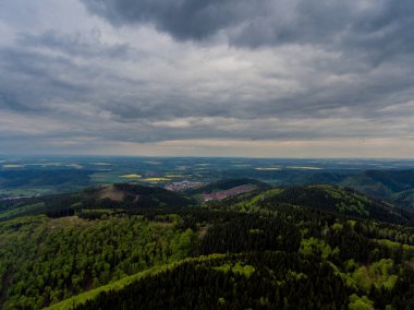Inselsberg 'in etrafında güneşli bir günde bahar yürüyüşü - Thüringen / Almanya