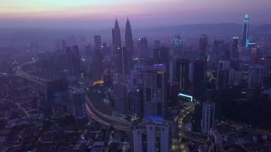 Kuala Lumpur, Malezya - 31 Ağustos 2018: Zaman atlamalı görüntüleri Klcc park bulutlu gündoğumu sırasında gölde Senfoni