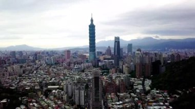 Taipei, Tayvan - 2 Mayıs 2019: Güneşli bir günde Taipei şehri ve binası ve açık mavi gökyüzü