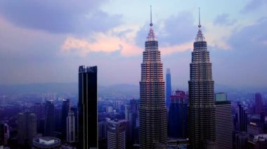 Kuala Lumpur, Malezya - 30 Ağustos 2018: Bulutlu gündoğumu sırasında Klcc parkındaki senfoni gölünün hızlandırılmış görüntüleri