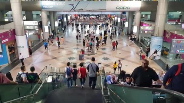 Πλάνα Ανθρώπων Που Περπατούν Στον Κεντρικό Σιδηροδρομικό Σταθμό Της Κουάλα — Αρχείο Βίντεο