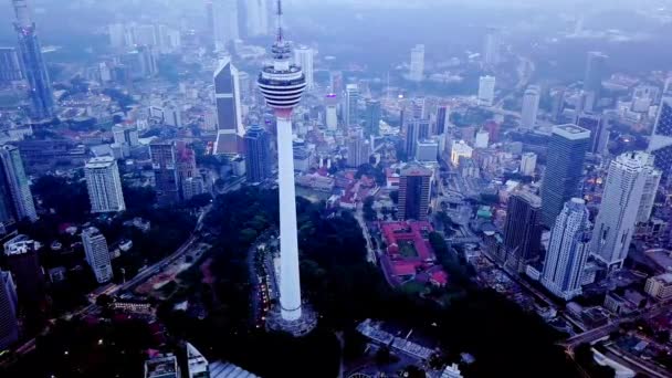 マレーシアのクアラルンプール 2018年8月30日 曇りの日の出の間のKlcc公園でのシンフォニーレイクの時間経過映像 — ストック動画