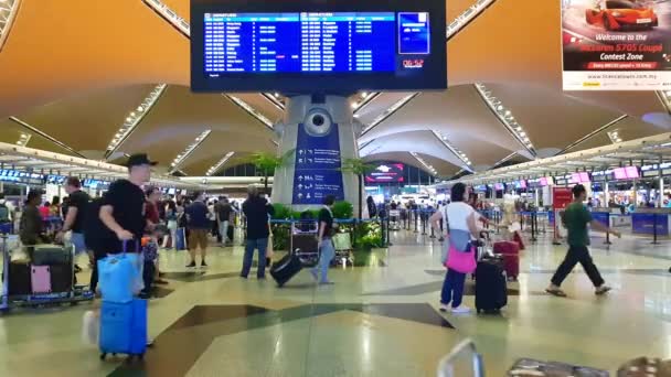 クアラルンプール国際空港のターミナル内を歩く人々の映像 Klia — ストック動画