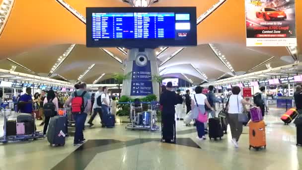 Beelden Van Mensen Die Terminal Van Kuala Lumpur International Airport — Stockvideo