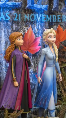 Donmuş 2 Sihirli Yolculuk 'tan Prenses Elsa ve Anna. Bu etkinlik yeni Disney gişe rekortmeni filmi için bir promosyon.