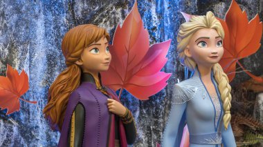 Donmuş 2 Sihirli Yolculuk 'tan Prenses Elsa ve Anna. Bu etkinlik yeni Disney gişe rekortmeni filmi için bir promosyon.