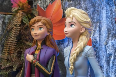 Donmuş 2 Sihirli Yolculuk 'tan Prenses Elsa ve Anna. Bu etkinlik yeni Disney gişe rekortmeni filmi için bir promosyon.