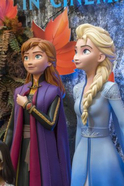 Donmuş 2 Sihirli Yolculuk 'tan Prenses Elsa ve Anna. Bu etkinlik yeni Disney gişe rekortmeni filmi için bir promosyon.