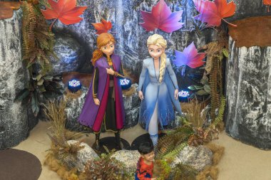 Donmuş 2 Sihirli Yolculuk 'tan Prenses Elsa ve Anna. Bu etkinlik yeni Disney gişe rekortmeni filmi için bir promosyon.
