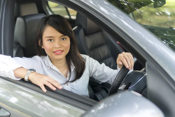 Menina asiática bonito no carro sorrindo e-saudando conceito — Fotografia de Stock