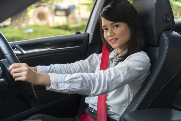 Carino asiatico ragazza in il auto sorridente e-grandine concetto — Foto Stock