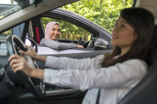 सुंदर एशियाई लड़की कार के अंदर हिजाब पहने हुए मुस्कुराते हुए और कैमरा को देखते हुए — स्टॉक फ़ोटो, इमेज