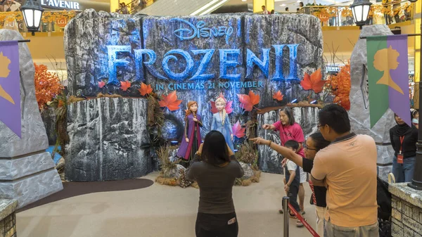 Touristin fotografiert Prinzessin Elsa und Anna von frozen 2 magische Reise auf der Roadshow in Kuala Lumpur, Malaysia — Stockfoto