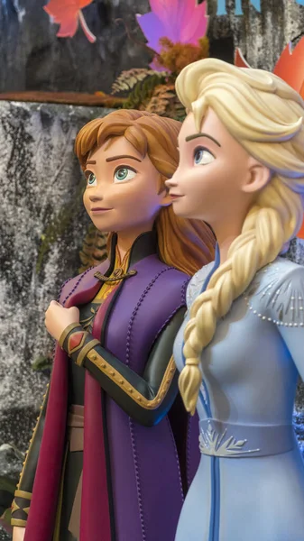 Principessa Elsa e Anna da Frozen 2 Viaggio magico. Questo evento è una promozione per il nuovo film blockbuster Disney — Foto Stock