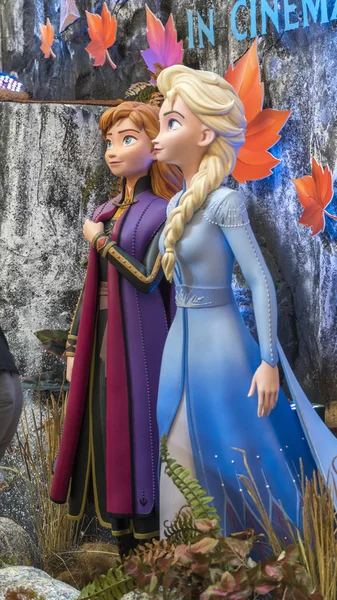Πριγκίπισσα Έλσα και Άννα από το παγωμένο 2 Magical Journey. Αυτή η εκδήλωση είναι μια προώθηση για τη νέα ταινία blockbuster της Disney — Φωτογραφία Αρχείου