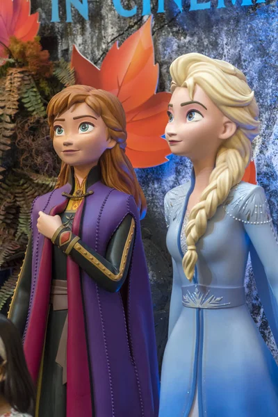 Principessa Elsa e Anna da Frozen 2 Viaggio magico. Questo evento è una promozione per il nuovo film blockbuster Disney — Foto Stock
