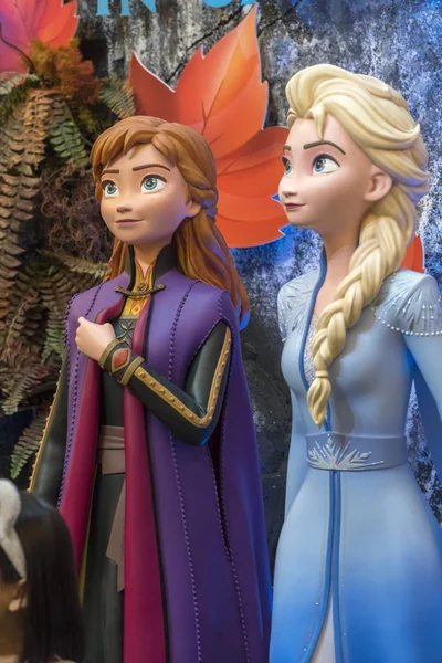 Księżniczka Elsa i Anna z Frozen 2 Magiczna Podróż. To wydarzenie to promocja dla nowego filmu Disneya. — Zdjęcie stockowe