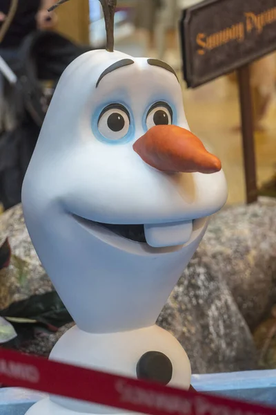 Olaf z Frozen 2 Magiczna podróż. To wydarzenie to promocja dla nowego filmu Disneya. — Zdjęcie stockowe