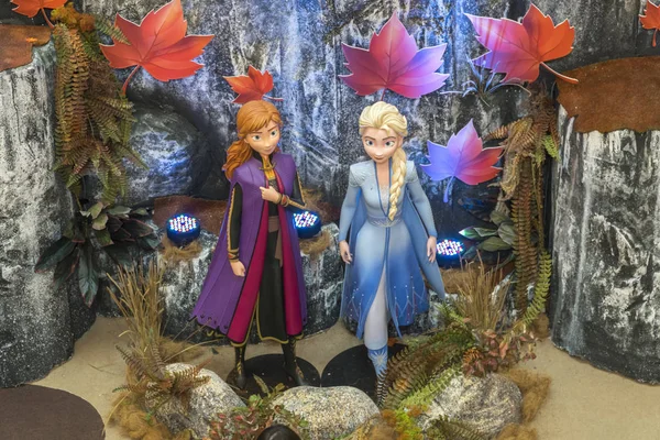 Prinzessin Elsa und Anna aus frozen 2 magische Reise. Diese Veranstaltung ist eine Werbung für einen neuen Disney-Blockbuster-Film — Stockfoto
