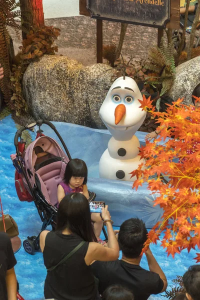 Turysta robi zdjęcie na pokazie drogowym dla Frozen 2 Magical Journey nowy film Disney — Zdjęcie stockowe