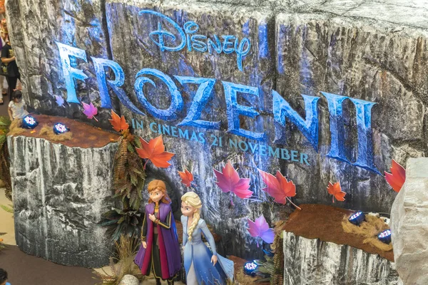 Prinzessin Elsa und Anna aus frozen 2 magische Reise. Diese Veranstaltung ist eine Werbung für einen neuen Disney-Blockbuster-Film — Stockfoto