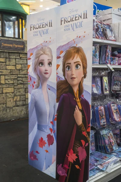 Plakat z Frozen 2 Magical Journey roadshow na promocji imprezy nowego filmu Disney — Zdjęcie stockowe