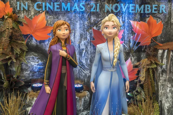 Donmuş 2 Sihirli Yolculuk 'tan Prenses Elsa ve Anna. Bu etkinlik yeni Disney gişe rekortmeni filmi için bir promosyon.