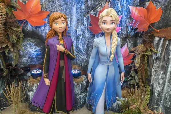 Princess Elsa and Anna from Frozen 2 Magical Journey. This event is a promotion for new Disney blockbuster movie — Stock Photo, Image