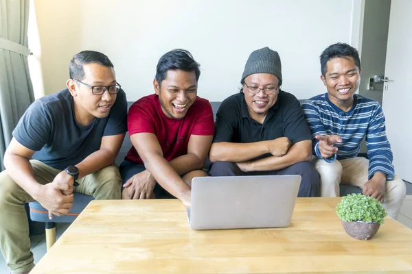 Asiatico malese amici a appartamento guardando film a laptop insieme — Foto Stock