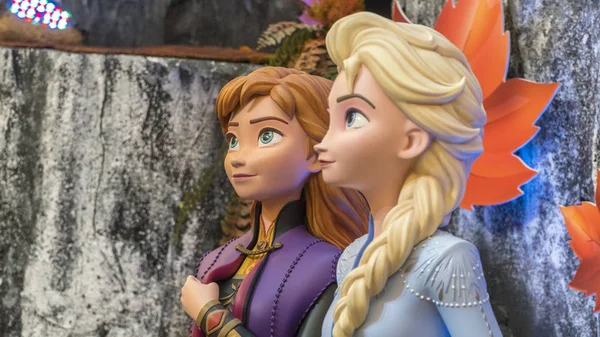 Princesa Elsa e Anna de Frozen 2 Magical Journey. Este evento é uma promoção para o novo filme de sucesso da Disney Fotos De Bancos De Imagens