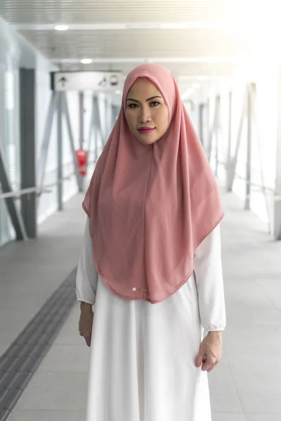 Tren istasyonunda tesettürlü Asyalı Müslüman Kadın — Stok fotoğraf