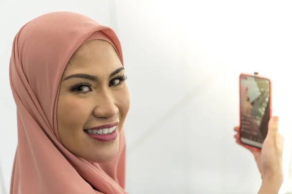 Ásia muçulmano senhora no o trem estação vestindo hijab — Fotografia de Stock